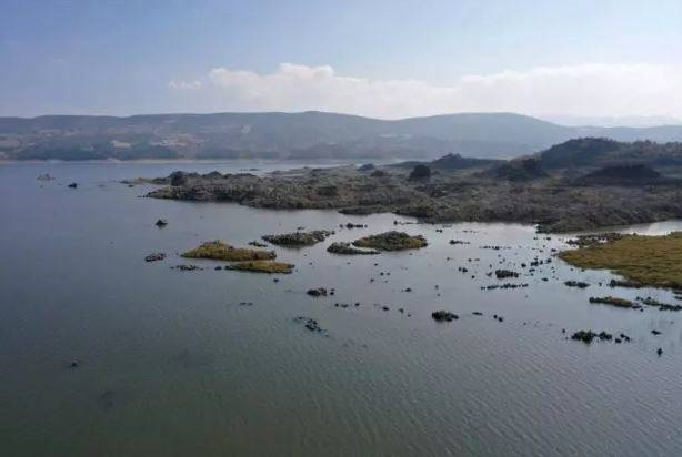 16 bin yıl önce püskürdü Demirköprü Barajı’nın suyu çekilince göründü. Kara olan rengi beyaza döndü - Resim: 11